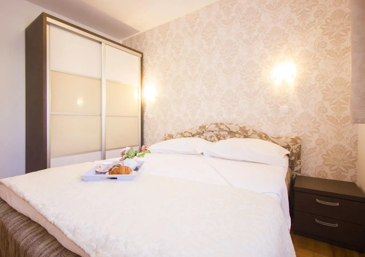 Apartments Paradise トロギール