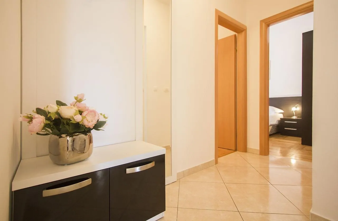 Apartments Paradise トロギール