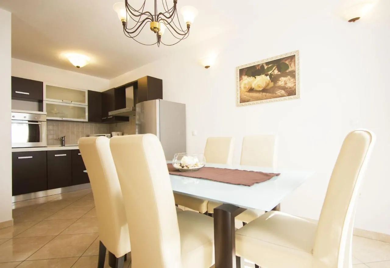 Apartments Paradise Trogir 0*,